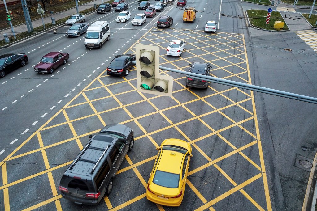 С начала года на московских дорогах появилось 44 “вафельницы”: для чего нужна эта разметка? С начала года на московских дорогах появилось 44 “вафельницы”: для чего нужна эта разметка?