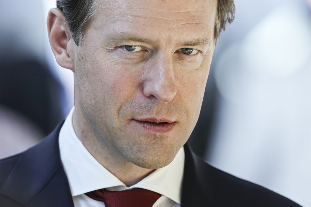 Мантуров поделился, насколько активно использует маркетплейсы. Мантуров поделился, насколько активно использует маркетплейсы.