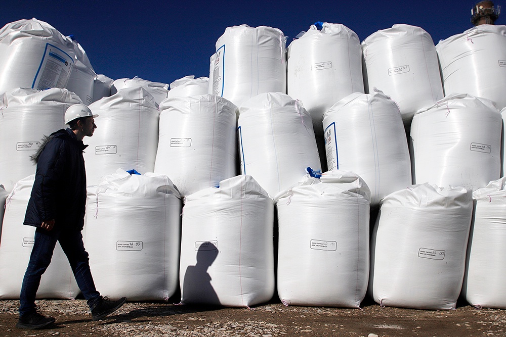 Мишустин продлил ограничения на экспорт удобрений до мая 2026 года. Мишустин продлил ограничения на экспорт удобрений до мая 2026 года.