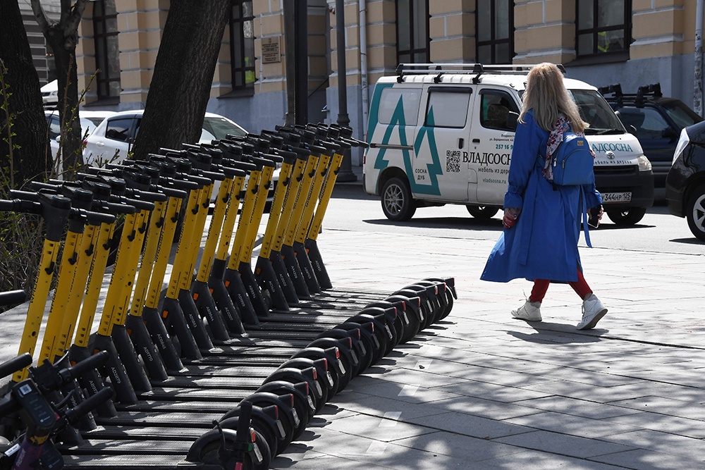 Владивосток запретил ночные поездки на самокатах – Российская газета. Владивосток запретил ночные поездки на самокатах – Российская газета.