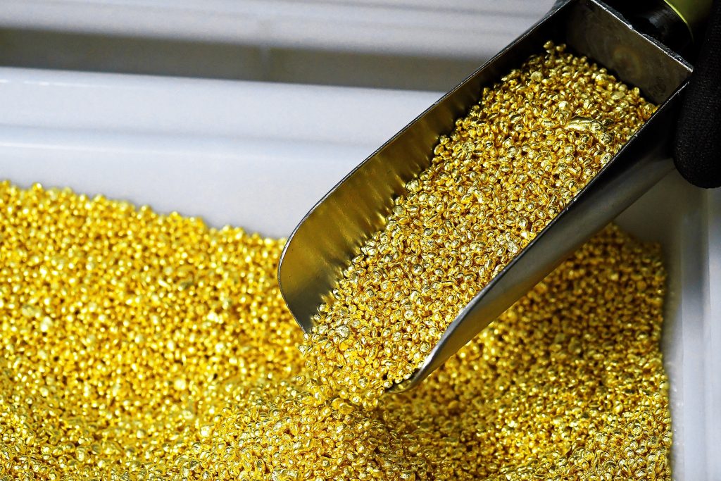 Цена унции золота превысила 4200 долларов впервые в истории.