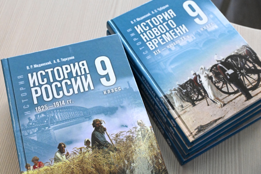 В Минпросвещения объявили срок завершения подготовки государственных учебников. В Минпросвещения объявили срок завершения подготовки государственных учебников.