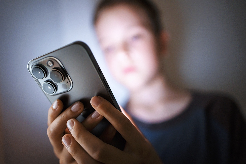 Как и на улице – нельзя говорить с незнакомцами. Эксперт назвал способы защиты детей от мошенников в Сети Как и на улице – нельзя говорить с незнакомцами. Эксперт назвал способы защиты детей от мошенников в Сети