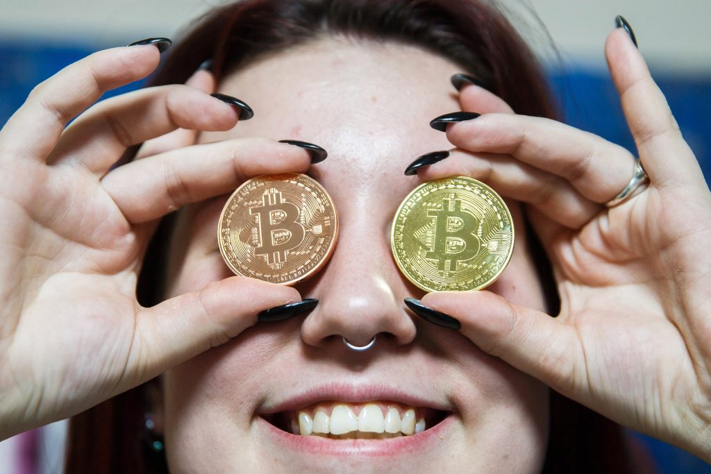 На рынке криптовалют – паника. С чем связан очередной откат биткоина и вернется ли он к 100 тысячам долларов