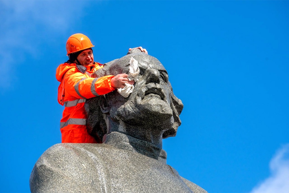 Больше тысячи памятников помыли в Москве в преддверии зимы Больше тысячи памятников помыли в Москве в преддверии зимы