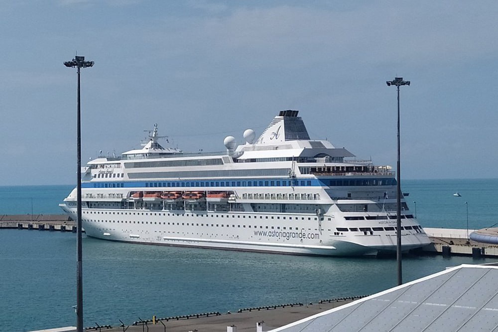 В Сочи причалил лайнер, которому отказали в заходе в морпорт Стамбула В Сочи причалил лайнер, которому отказали в заходе в морпорт Стамбула