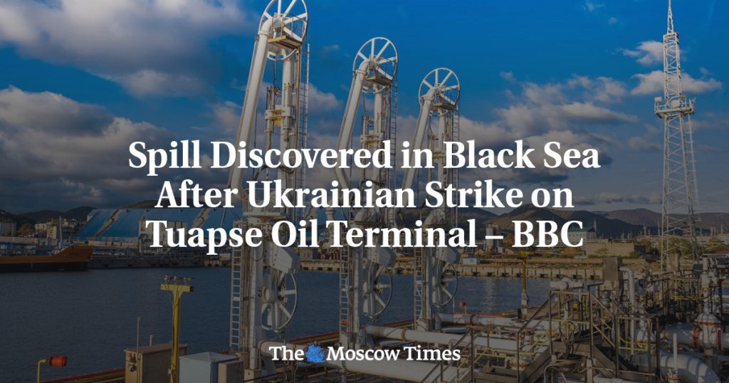 Разлив нефти в Черном море после удара Украины по нефтетерминалу в Туапсе – BBC Разлив нефти в Черном море после удара Украины по нефтетерминалу в Туапсе – BBC