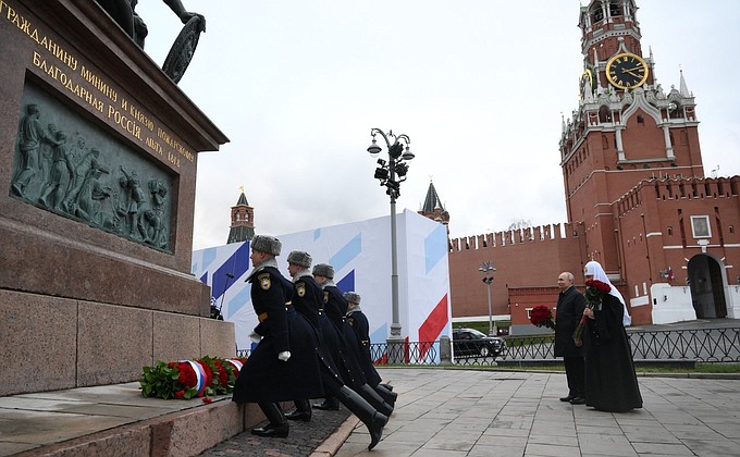 Церемония возложения цветов к памятнику Кузьме Минину и Дмитрию Пожарскому Церемония возложения цветов к памятнику Кузьме Минину и Дмитрию Пожарскому
