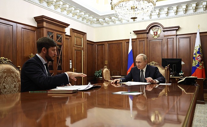 Совещание с Русланом Эдельгериевым, помощником Президента Совещание с Русланом Эдельгериевым, помощником Президента