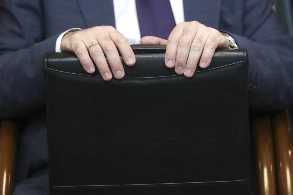 В Саратове чиновникам с жильем за границей урезали пенсии