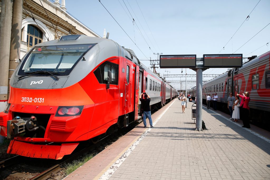 На Крымском направлении 12 пассажирских поездов вышли из графика На Крымском направлении 12 пассажирских поездов вышли из графика