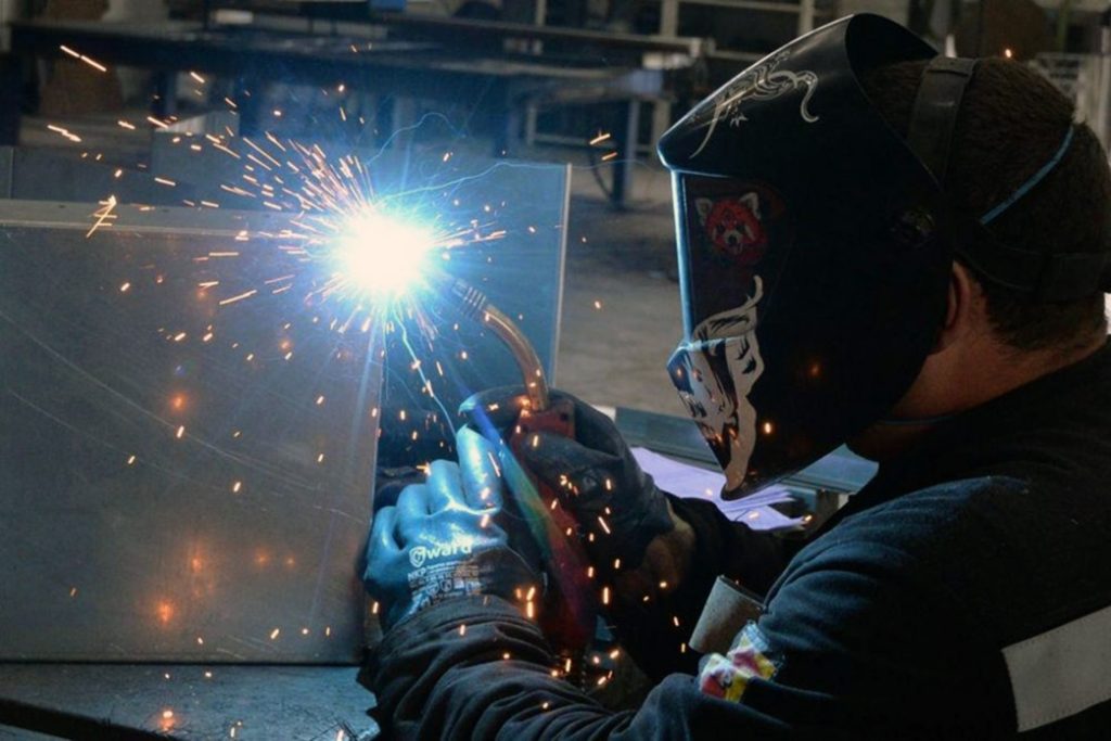 Сварщики и айтишники: Кто на самом деле зарабатывает больше в 2025 году