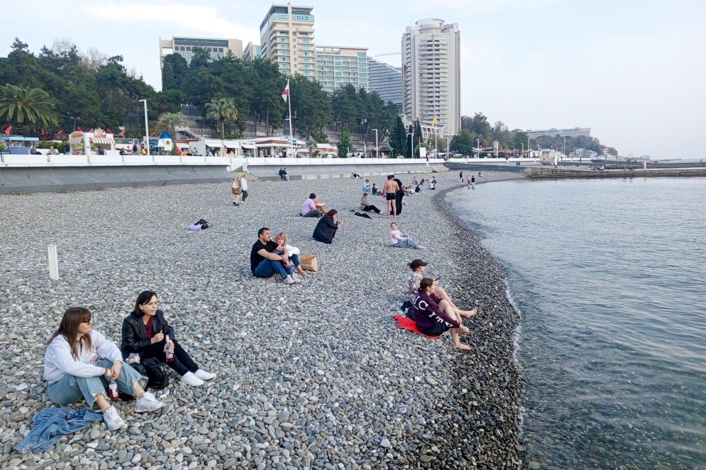 Жаркий ноябрь: В Сочи продолжается купальный сезон, несмотря на запрет