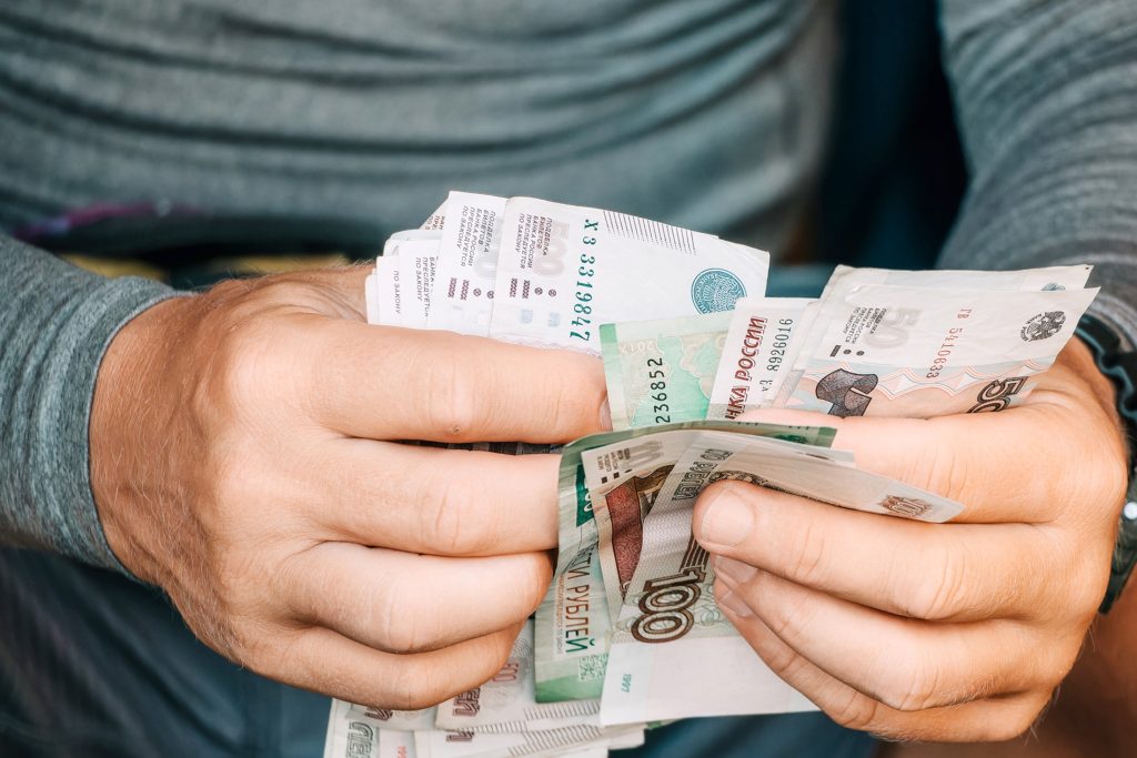 Разрыв в доходах россиян рекордно сократился до минимума за 25 лет