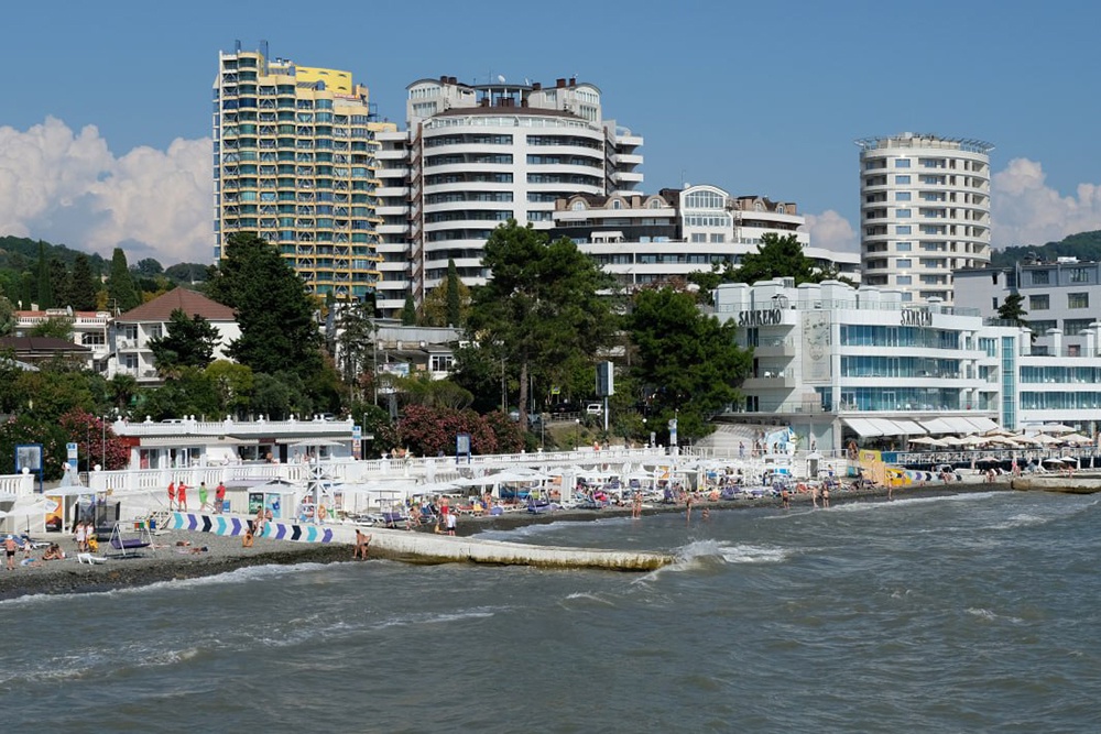 В Сочи из-за аномального тепла туристы продолжают купаться в море В Сочи из-за аномального тепла туристы продолжают купаться в море