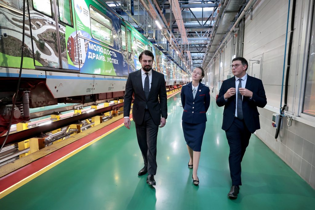 “Дальневосточный экспресс” вышел на Арбатско-Покровскую линию московского метро “Дальневосточный экспресс” вышел на Арбатско-Покровскую линию московского метро