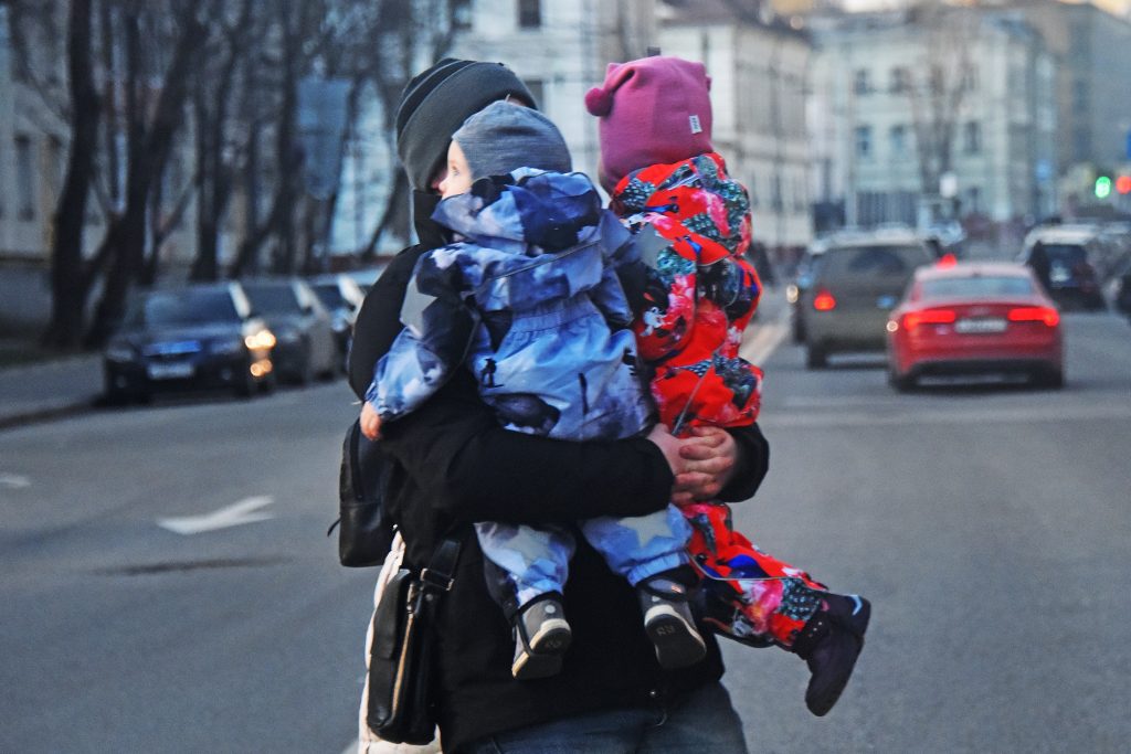 В Госдуме предложили сократить рабочий день для многодетных до шести часов. Почему эксперты с осторожностью отнеслись к этой идее