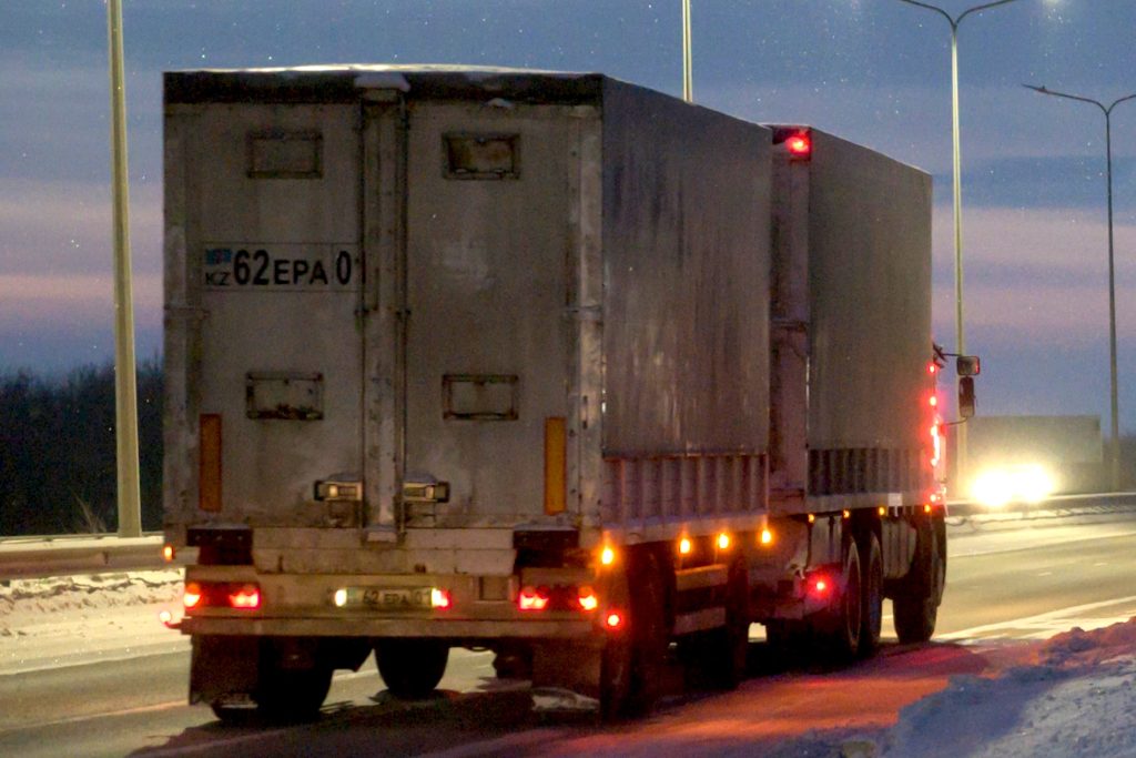 Более 600 грузовиков стоят в очереди: Эксперты оценили ситуацию со скоплением фур на границе РФ с Казахстаном Более 600 грузовиков стоят в очереди: Эксперты оценили ситуацию со скоплением фур на границе РФ с Казахстаном