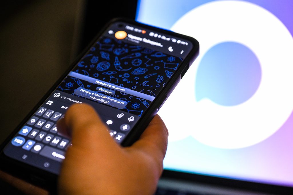 Регулятор говорит “нельзя”: Почему малый и средний бизнес неохотно переходит на отечественные сервисы для связи