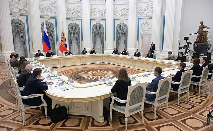 Обсуждение с участниками V Конгресса молодых учёных Обсуждение с участниками V Конгресса молодых учёных