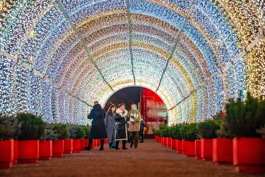 К Новому году Москву украсили световыми тоннелями