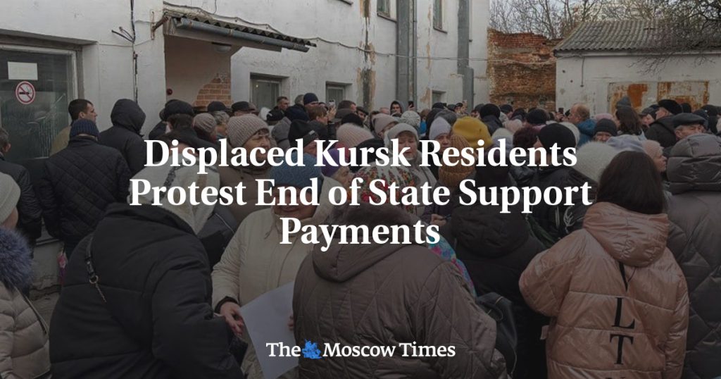 Переселенцы из Курска протестуют против прекращения государственных выплат Переселенцы из Курска протестуют против прекращения государственных выплат