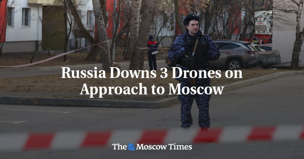 Россия уничтожила три беспилотника на подлете к Москве Россия уничтожила три беспилотника на подлете к Москве