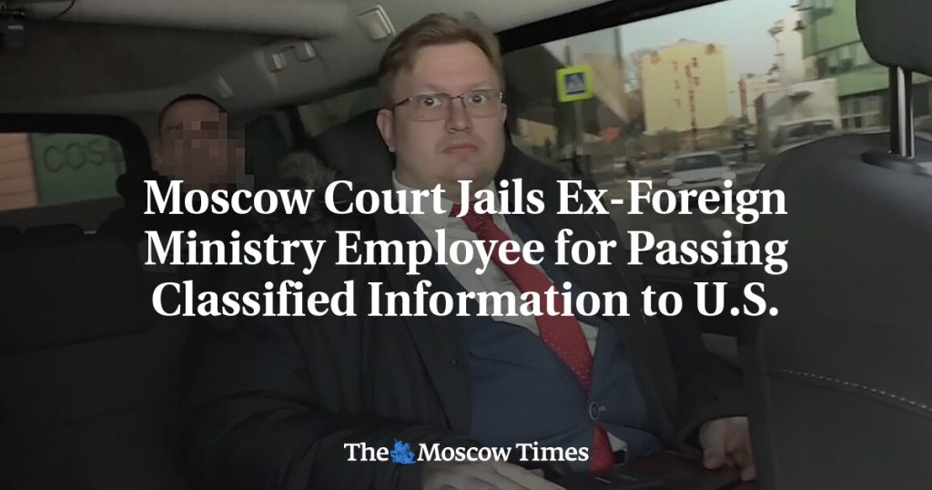 Бывшего сотрудника МИД приговорили к тюремному заключению за передачу секретной информации США