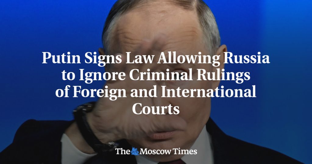 Путин подписал закон, позволяющий России игнорировать уголовные решения иностранных и международных судов Путин подписал закон, позволяющий России игнорировать уголовные решения иностранных и международных судов