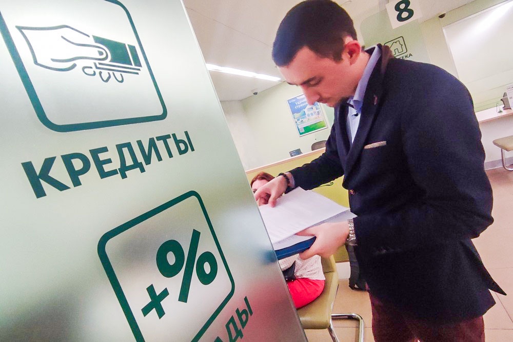 Банки сокращают клиентам доступные деньги на кредитках Банки сокращают клиентам доступные деньги на кредитках
