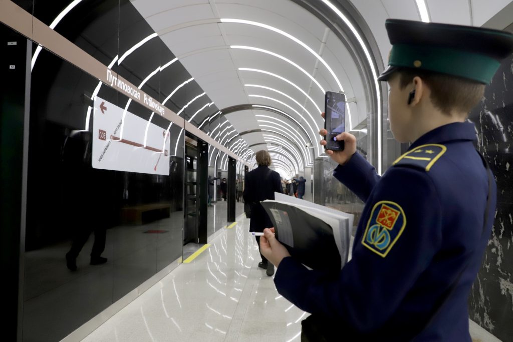 В Петербурге открыли две новые станции метро