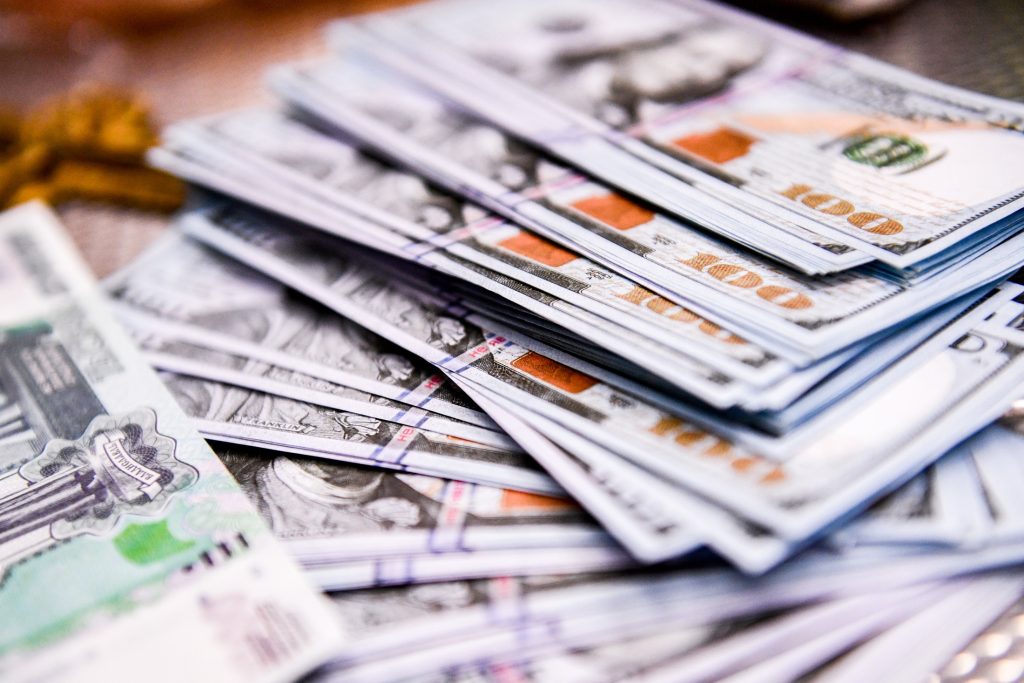 Эксперты объяснили, как снятие ограничений на переводы за рубеж повлияет на курс рубля