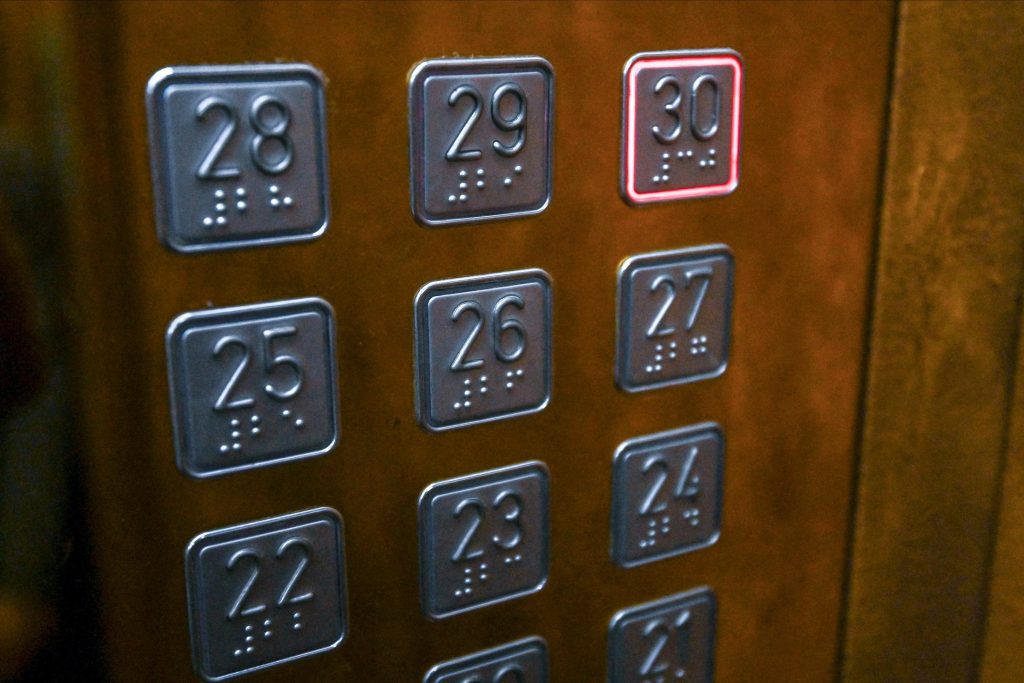 До 2030 года надо заменить 96 тысяч лифтов в многоэтажках: В каких домах особо сложная ситуация