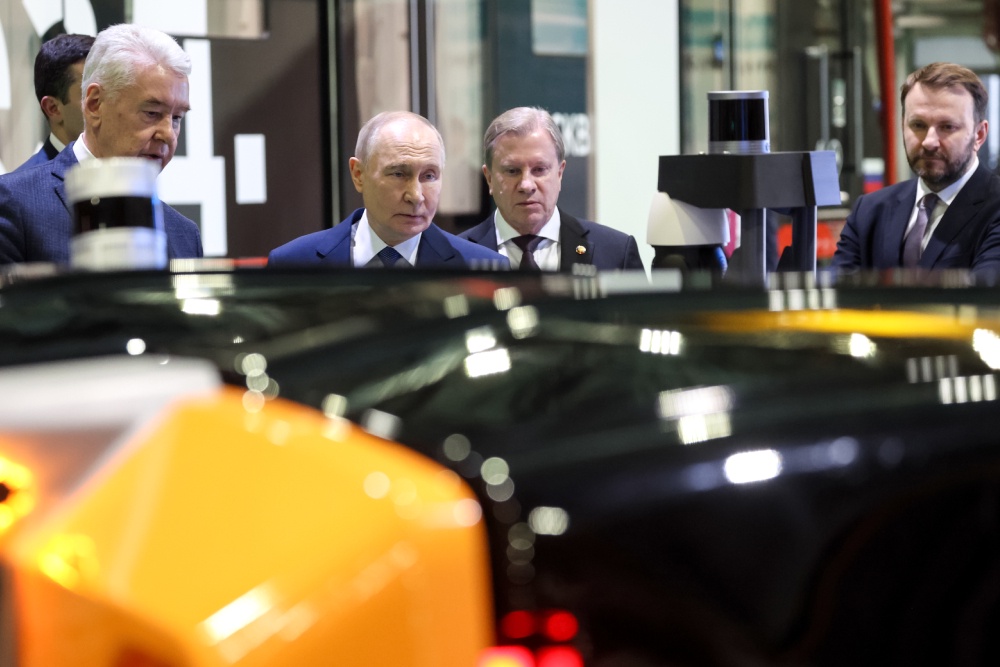 Путин и Собянин дали старт тестированию первого беспилотного поезда метро Путин и Собянин дали старт тестированию первого беспилотного поезда метро