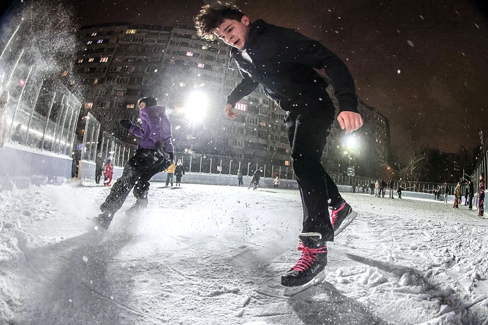 Зимой с шайбой, летом с мячом: в Москве строятся всесезонные спортивные площадки в шаговой доступности Зимой с шайбой, летом с мячом: в Москве строятся всесезонные спортивные площадки в шаговой доступности