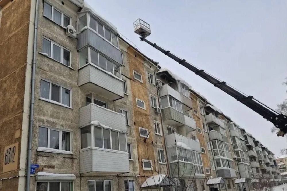 В Кузбассе из-за снега просела кровля жилой многоэтажки В Кузбассе из-за снега просела кровля жилой многоэтажки