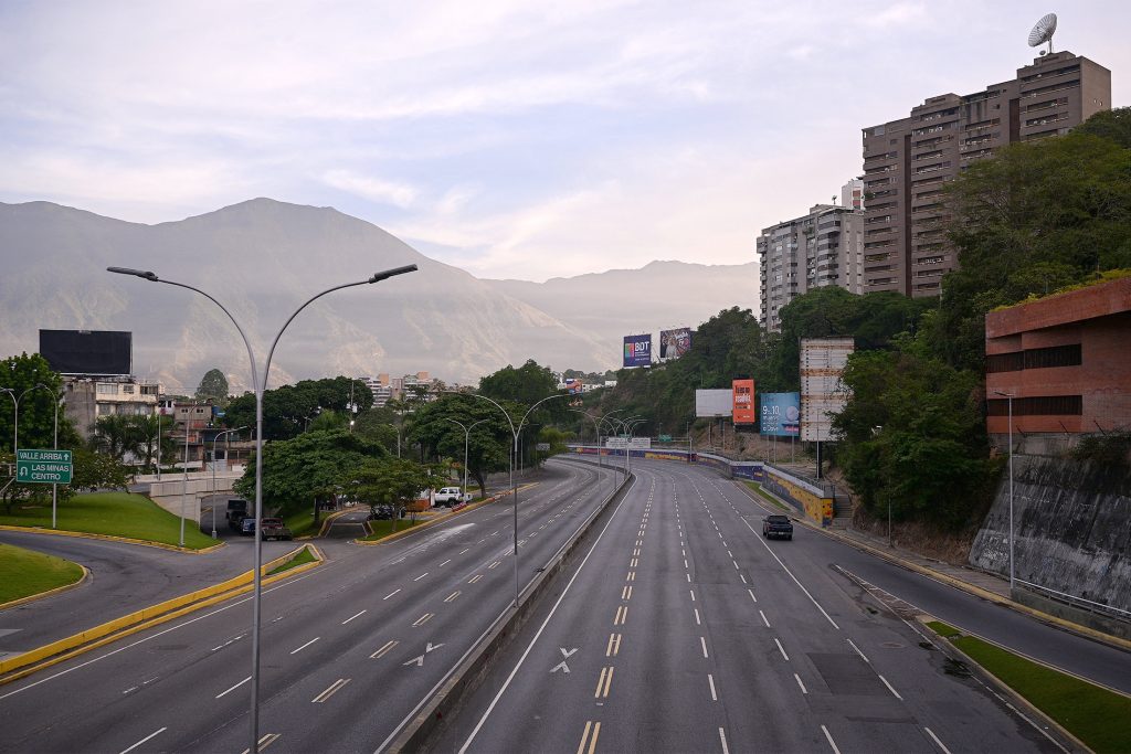 Акции нефтяных компаний и драгметаллы растут в цене на фоне событий в Венесуэле