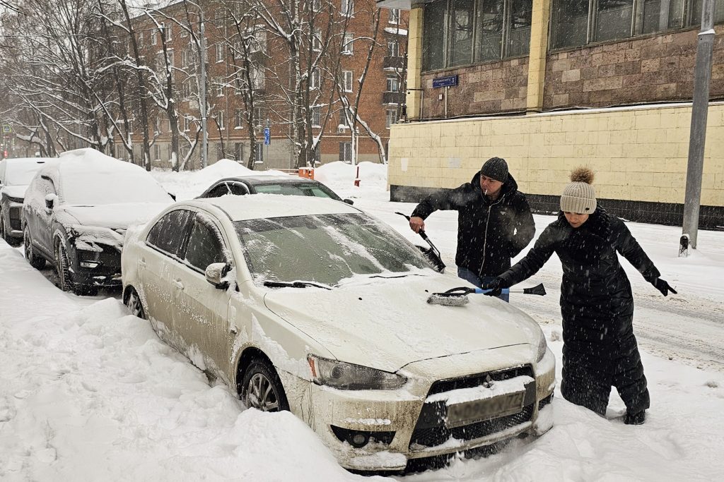 Предприимчивые москвичи заработали десятки тысяч на вызволении авто из сугробов