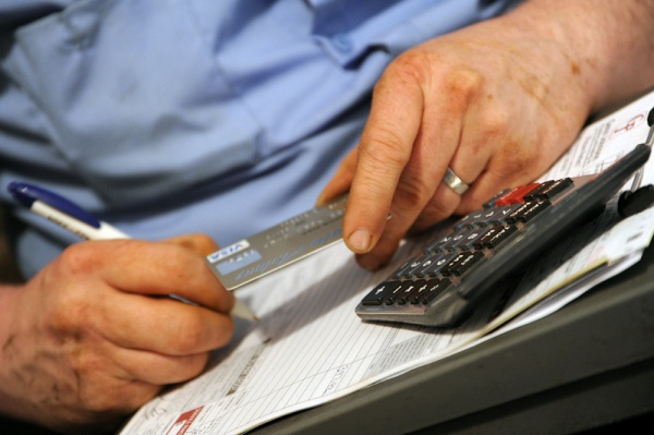 Эксперты рассказали, у кого следом за увеличением МРОТ вырастут зарплаты Эксперты рассказали, у кого следом за увеличением МРОТ вырастут зарплаты