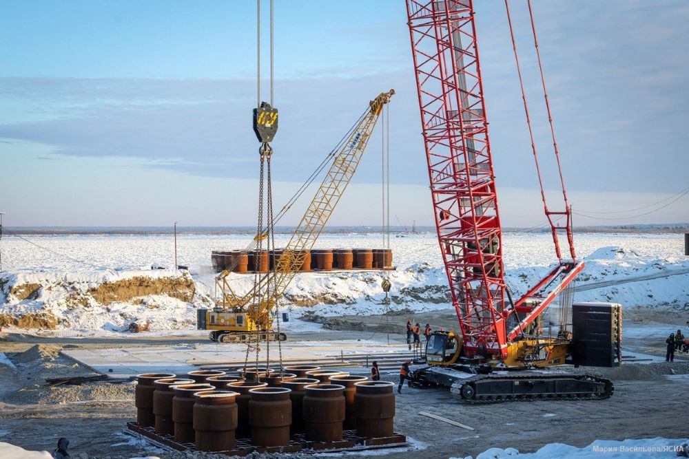 В Якутии началась установка элементов центрального коффердама Ленского моста В Якутии началась установка элементов центрального коффердама Ленского моста