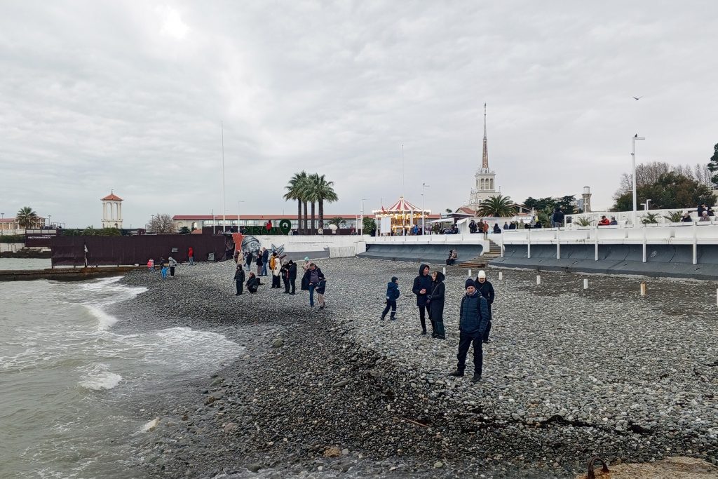 Землетрясение не почувствовали. Как туристы проводят новогодние праздники у моря в Сочи