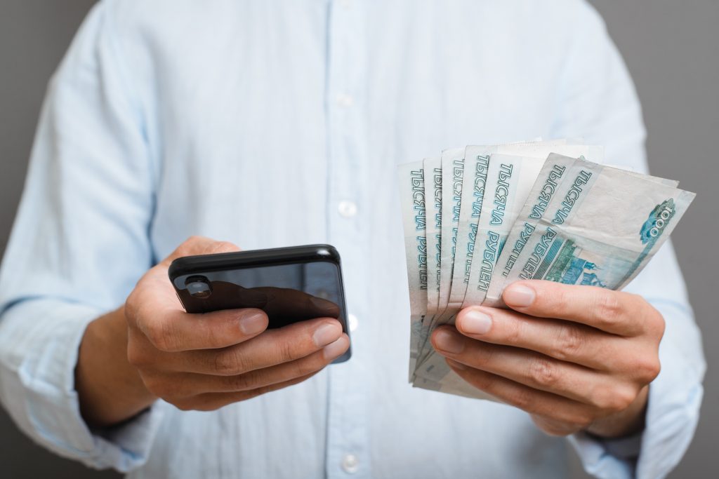 Наличные остаются: Почему бумажный рубль не вытеснят из кошельков россиян