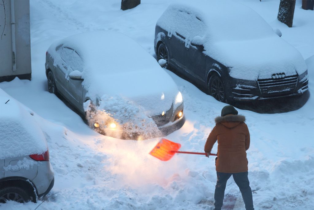 Эксперт Кокин: Затраты на откапывание машин у домов не входят в тарифы ЖКХ Эксперт Кокин: Затраты на откапывание машин у домов не входят в тарифы ЖКХ