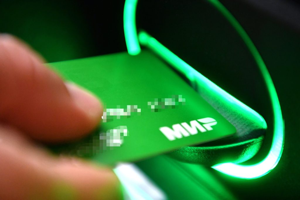 Банки требуют оставить срок действия карт без ограничений. Какие могут быть последствия?