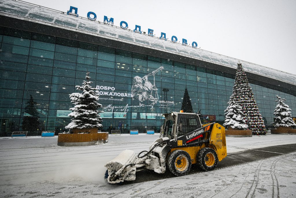 11 рейсов отменили, еще 46 – задерживаются: Какая ситуация в аэропортах Москвы и области на фоне снегопада