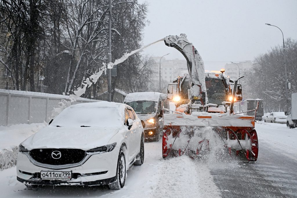 Подмосковье продолжает засыпать снегом: Как в области борются со снегом