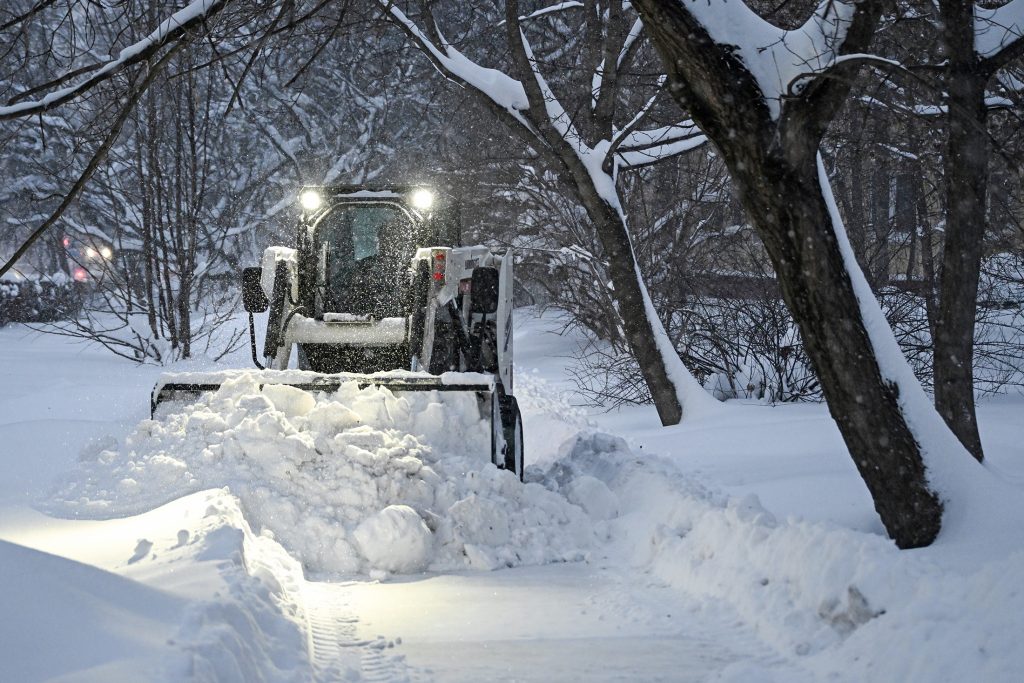 В уборке снега в Москве задействовали 130 тысяч человек