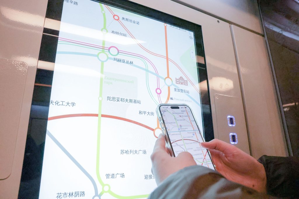 В московском метро появились сенсорные экраны с навигацией на китайском языке