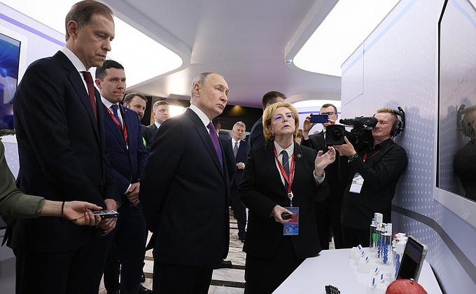 Президент России посетил выставку Форума будущих технологий Президент России посетил выставку Форума будущих технологий