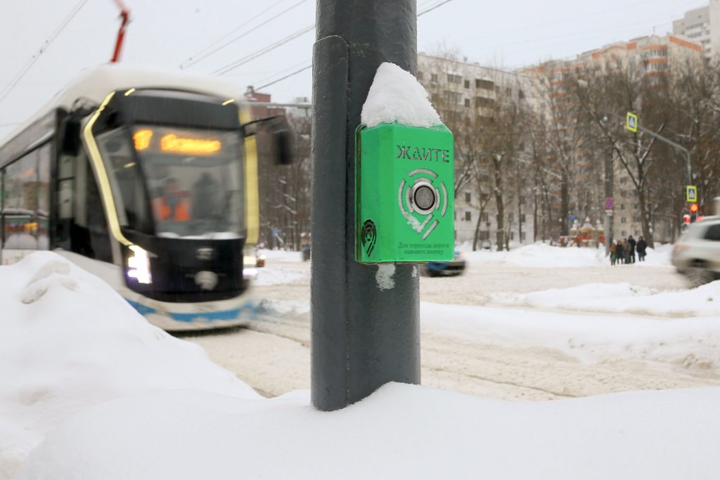 Дептранс Москвы рекомендовал отложить поездки на авто из-за снегопада